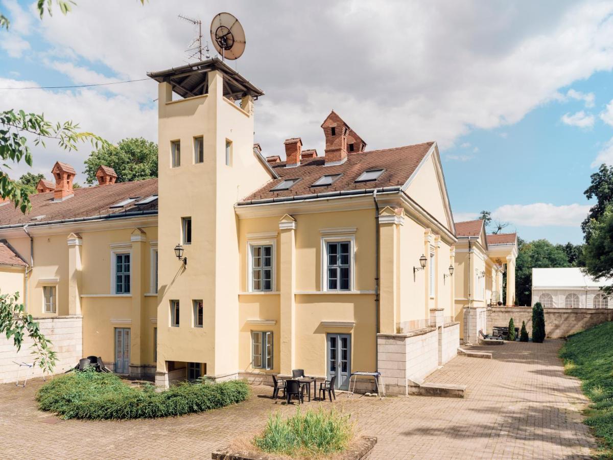 Fenyoharaszt Kastelyszallo Hotel Verseg Exterior photo